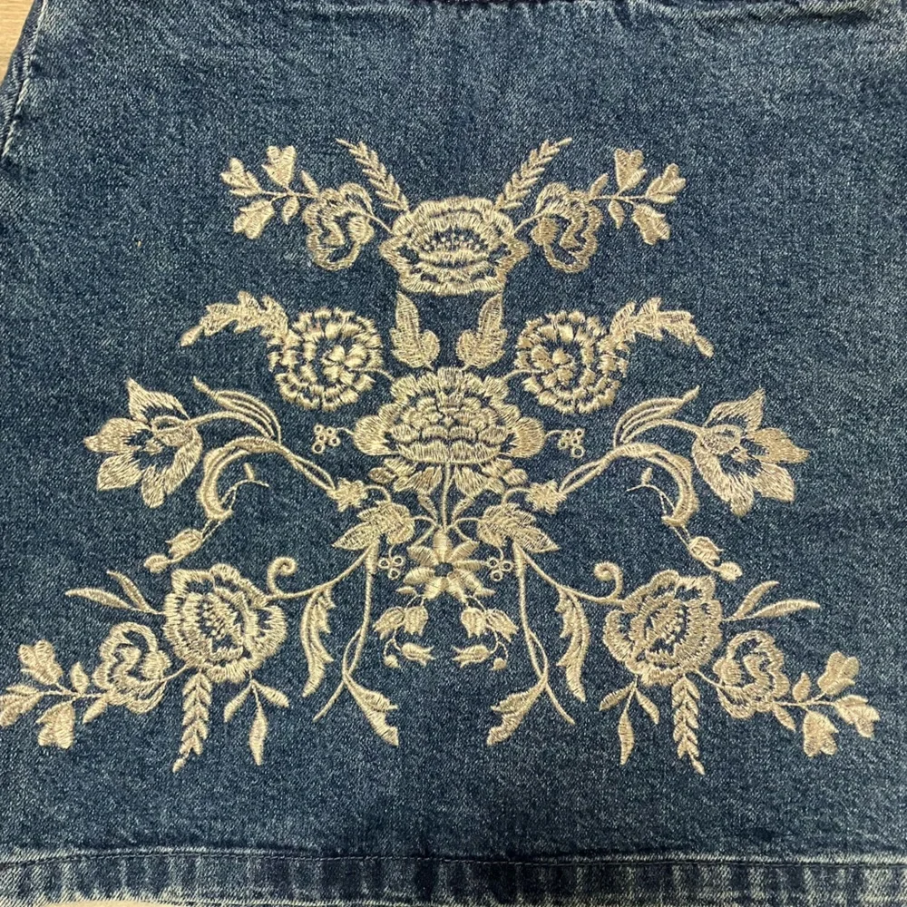 TOPSHOP MOTO | Floral Embroidered Denim Distressed Jean Skirt - Picture 2 of 7